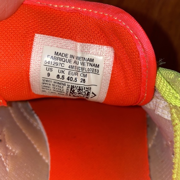 Neon Converse - Picture 5 of 8